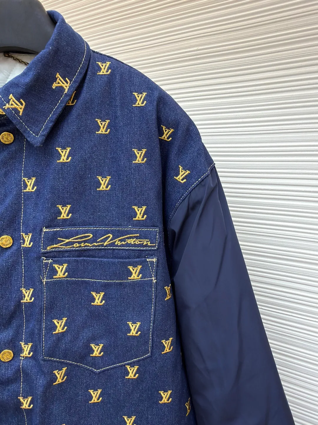 LOUIS VUITTON Full-width embroidered lapel Logo long-sleeved denim ●Original version: Purchased and developed by 28913 ●Item number: 1681216-B80 ●Fabric: denim fabric ●Technology: washed production ●Color: navy blue ●Version: fitted version ●Weight: about 1005 grams ●Size: 46-48-50-52 ●Description: The high-end fabric is made of 430g denim fabric, which feels breathable and comfortable after washing. The inner liner is quilted to keep warm and comfortable. It has exquisite counterpoint embroidery, and the custom-dyed pure cotton rib details are comparable to the original. The low-key and luxurious design must be your fashionable and versatile item. The same denim for men and women! The overall wiring is straight and delicate, the fabric is comfortable and soft, and the color is consistent without color difference. It can be matched with the same style to create a fashionable look and control various occasions. Customized accessories, complete with three standards, same style for men and women!